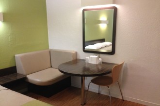 Bermuda Palms Hotel - Lounge Back And Enjoy Free Cable Tv In Our Spacious Rooms